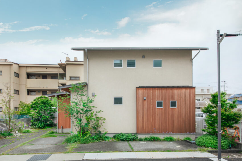 市街地の中で野鳥が眺められる木の家