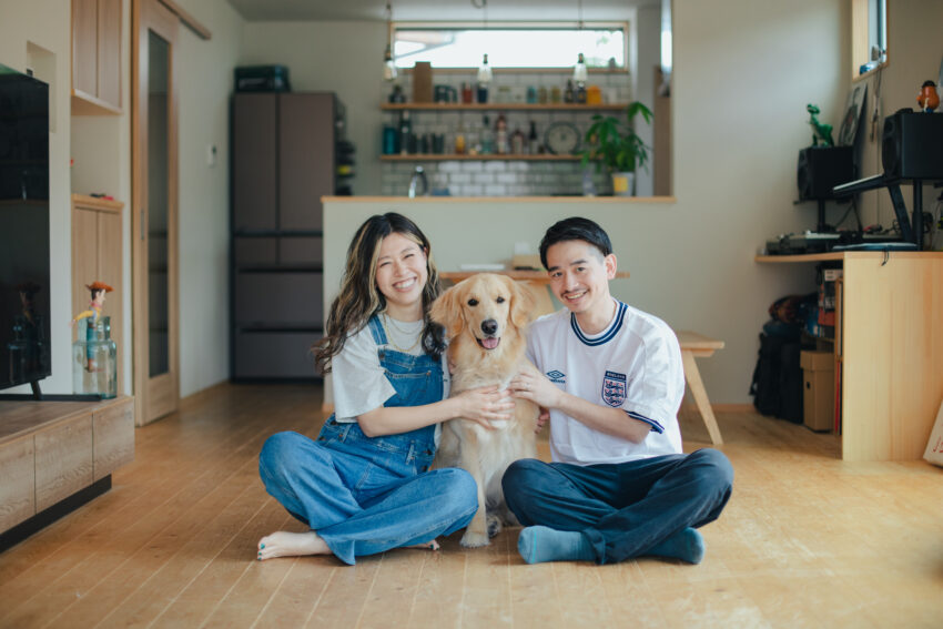 ウッドデッキとリビングがつながり愛犬も喜ぶ木の住まい